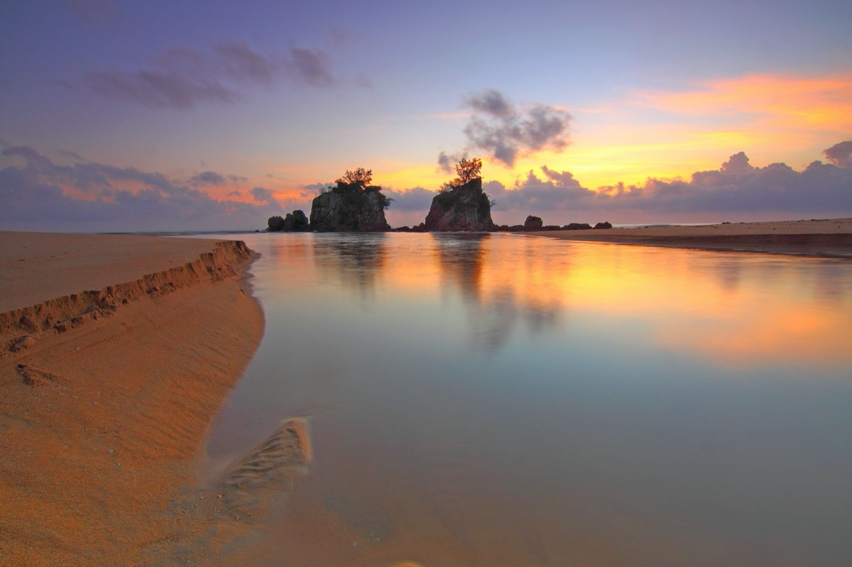 Playa de Okinawa al amanecer