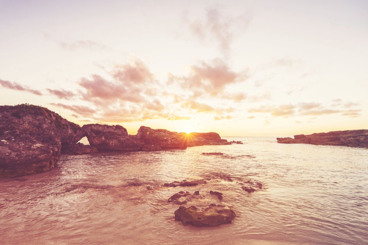 Plage d'Okinawa à l'aube