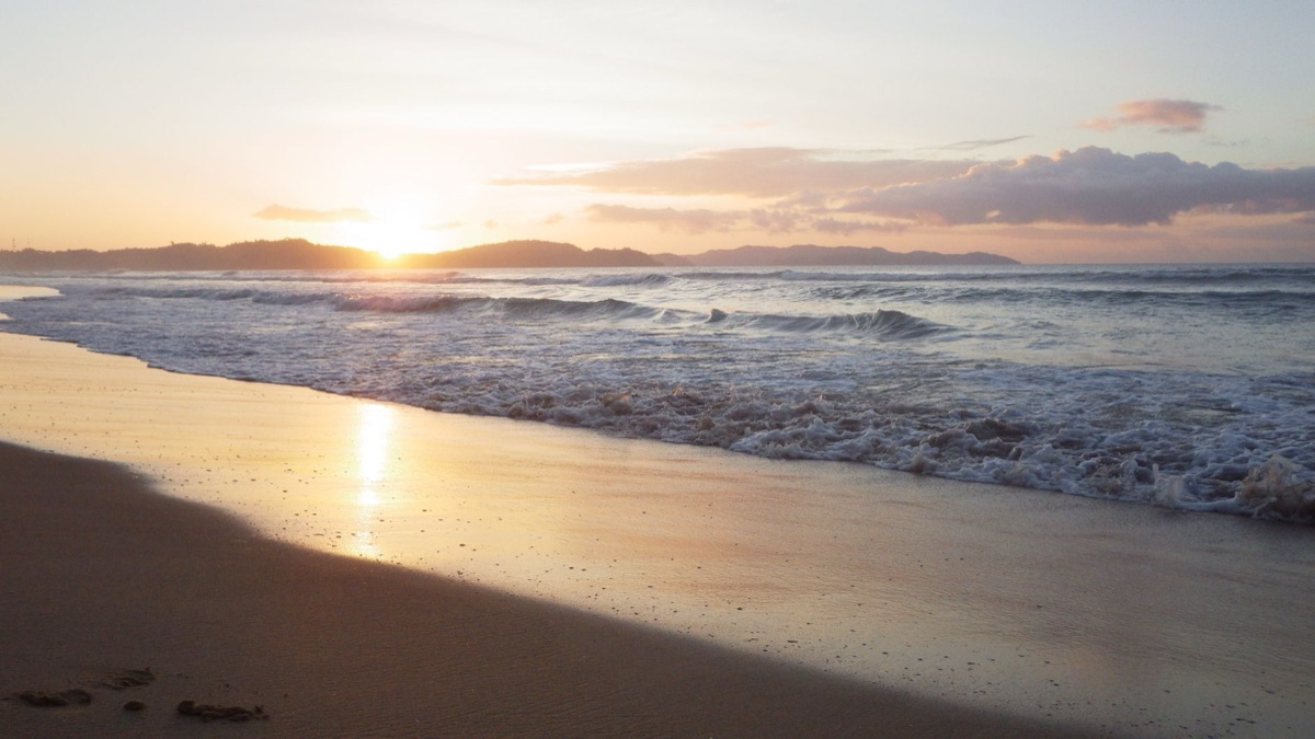 Okinawa zandkust zonnestraal