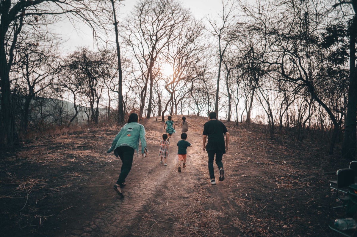 Familie auf Wanderstrecke in Okinawa