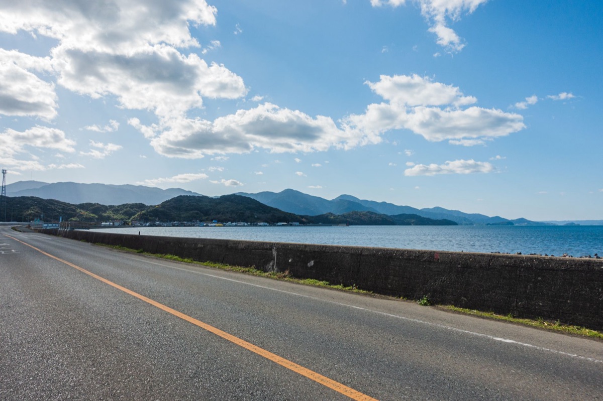 familia conduciendo por una carretera costera en okinawa