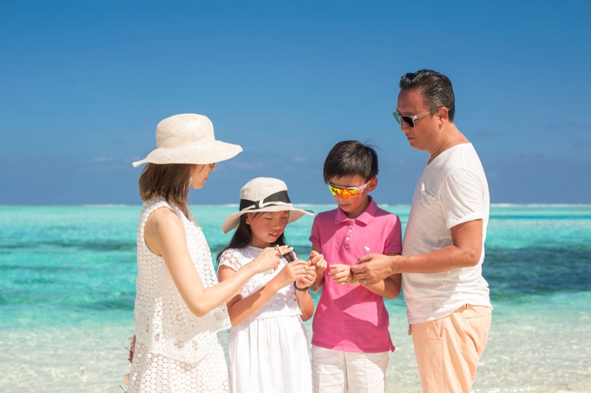 famiglia visitando un attrazione in okinawa