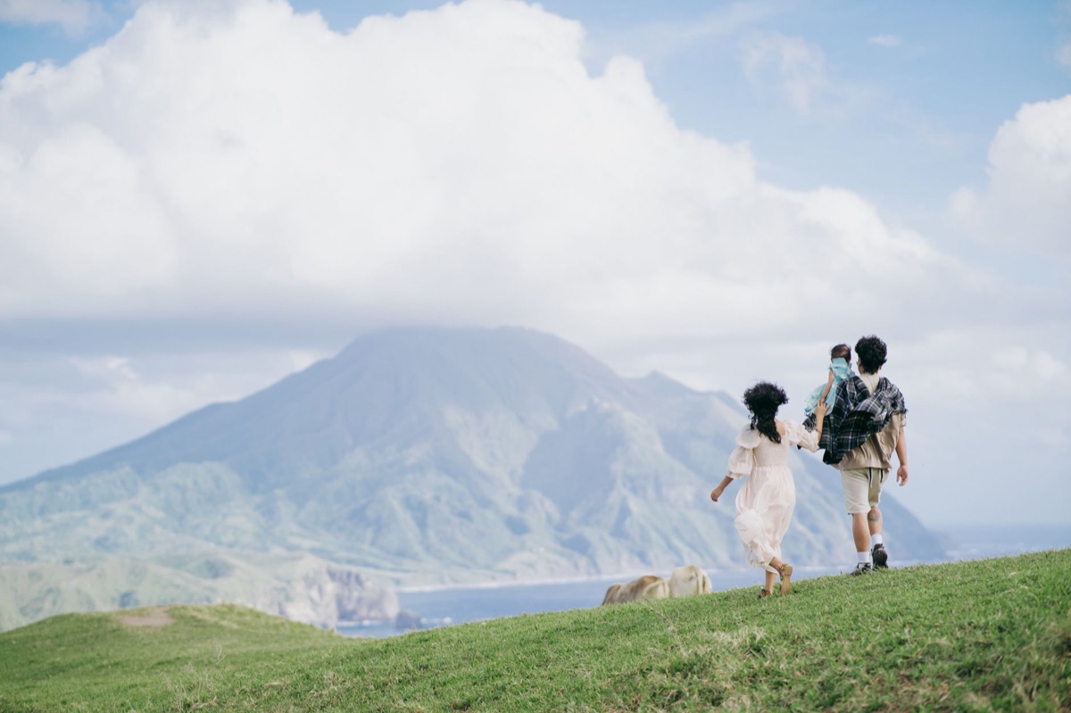 família visitando atração em okinawa com crianças