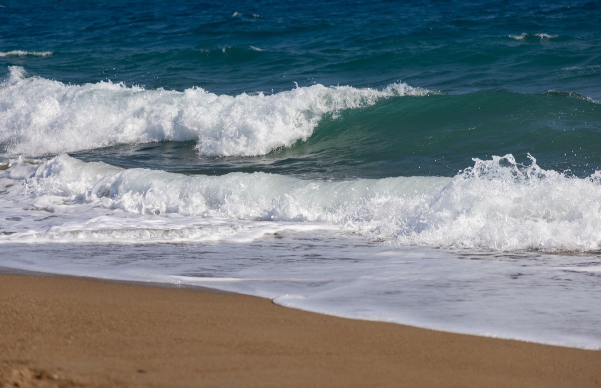 Plage blanche d'Okinawa avec des vagues bleues
