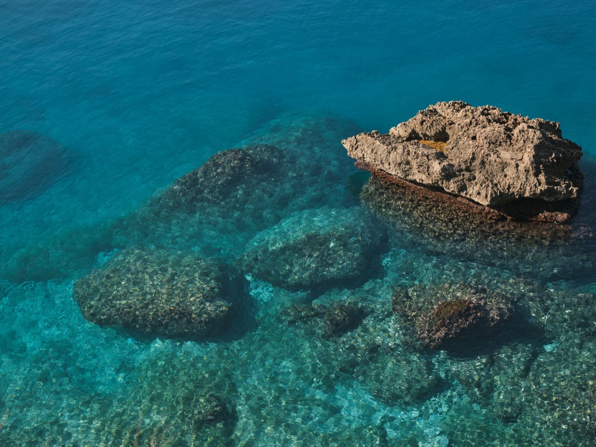 Mer bleue d'Okinawa avec un réef corallien