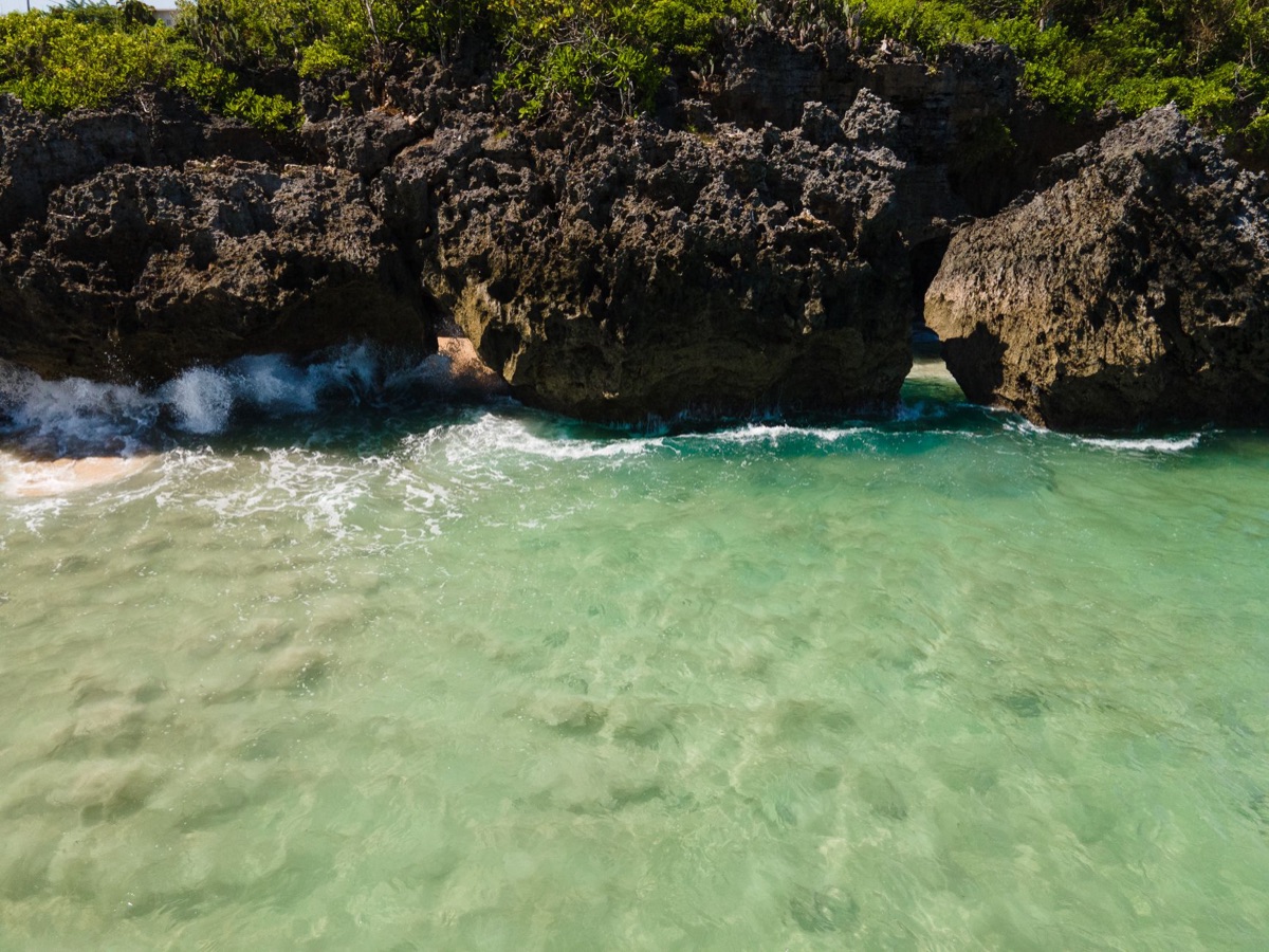 Okinawa zee met golven
