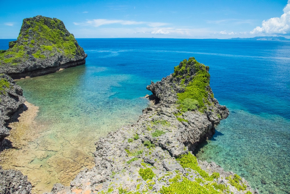 Okinawa zee met helderblauwe water