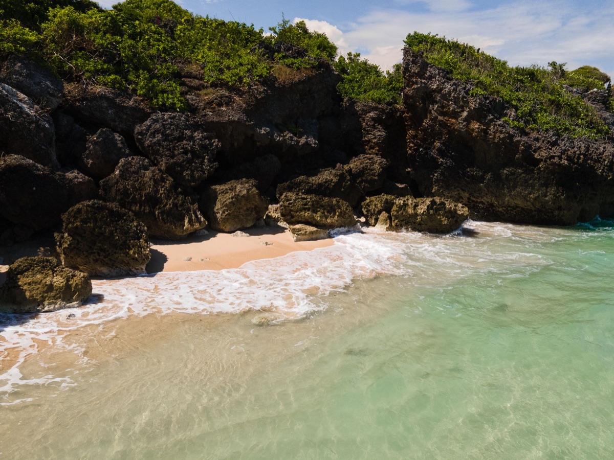 praia de okinawa com água azul