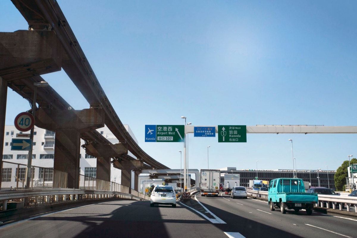 Comptoir de location de voiture à l'aéroport d'Okinawa