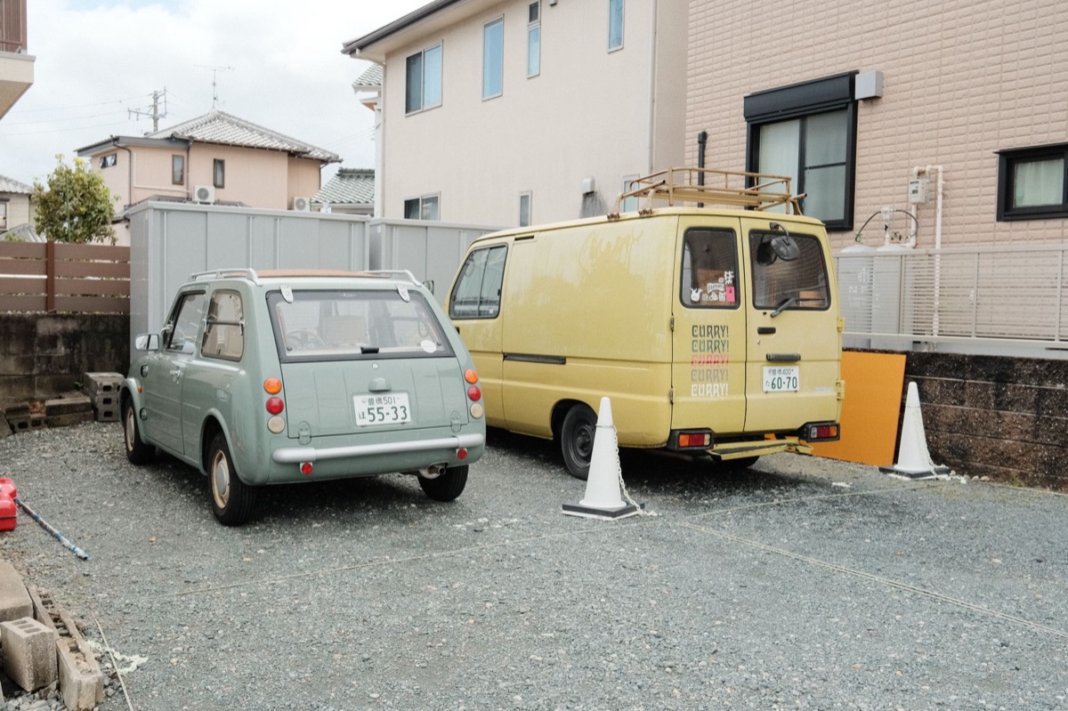 carro alugado com placa japonese