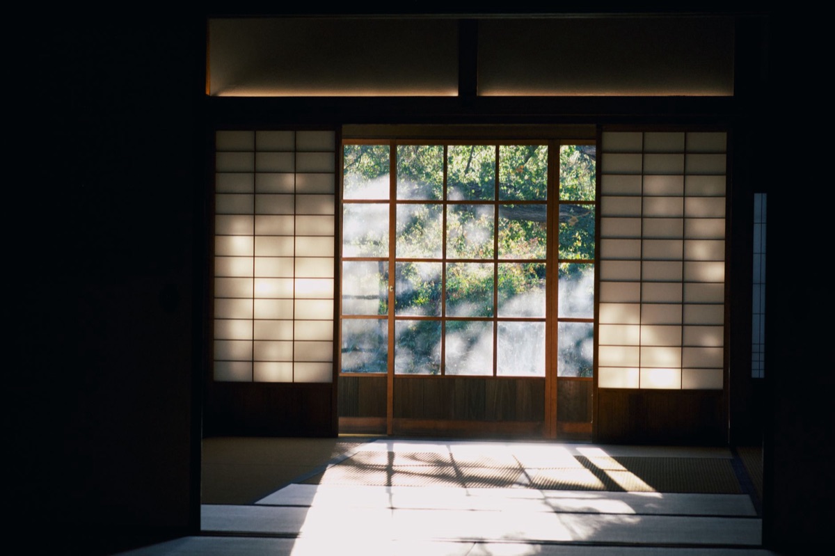 Interno de casa tradicional de Ryukyu
