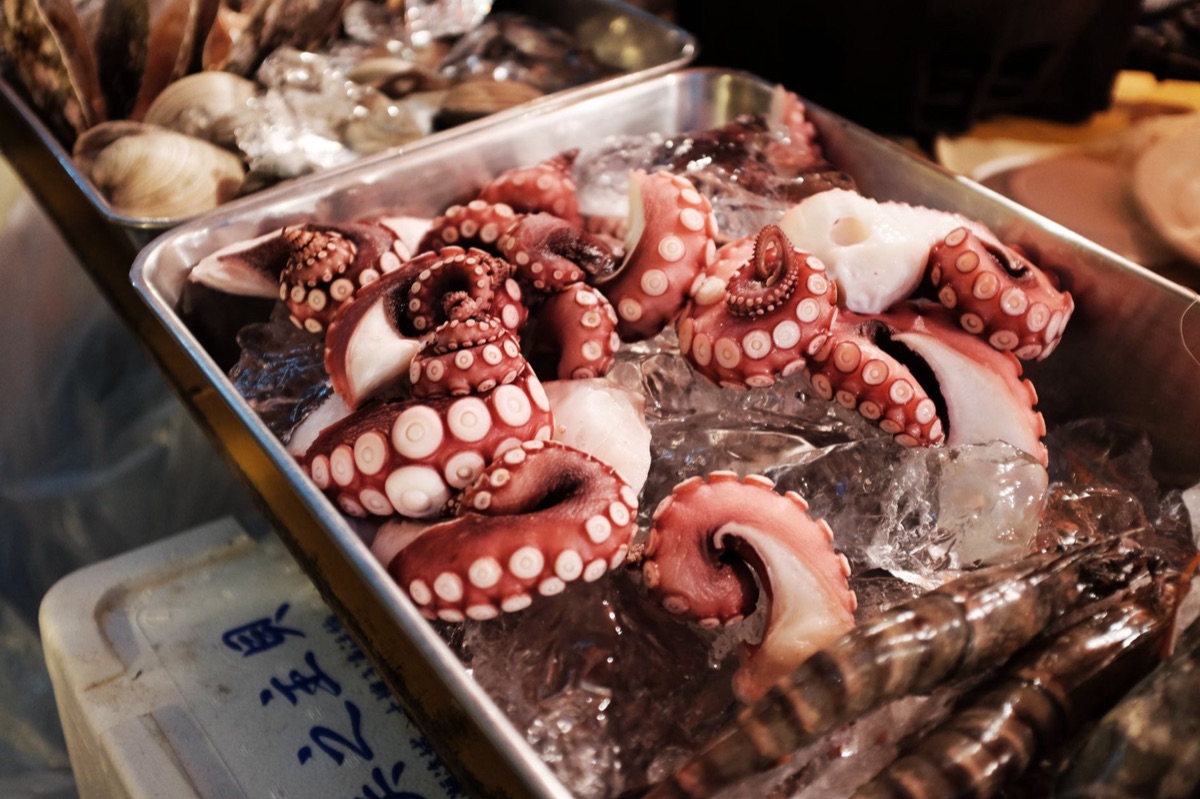 オキナワの魚市場で新鮮な海産物