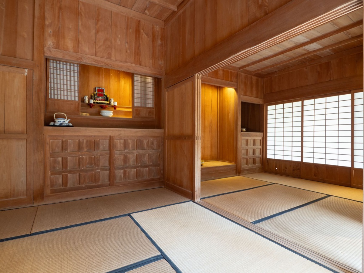 Stad in okinawa met traditionele huizen