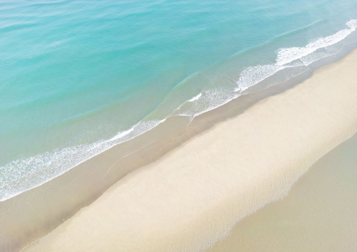 praia okinawa com areia branca e água azul