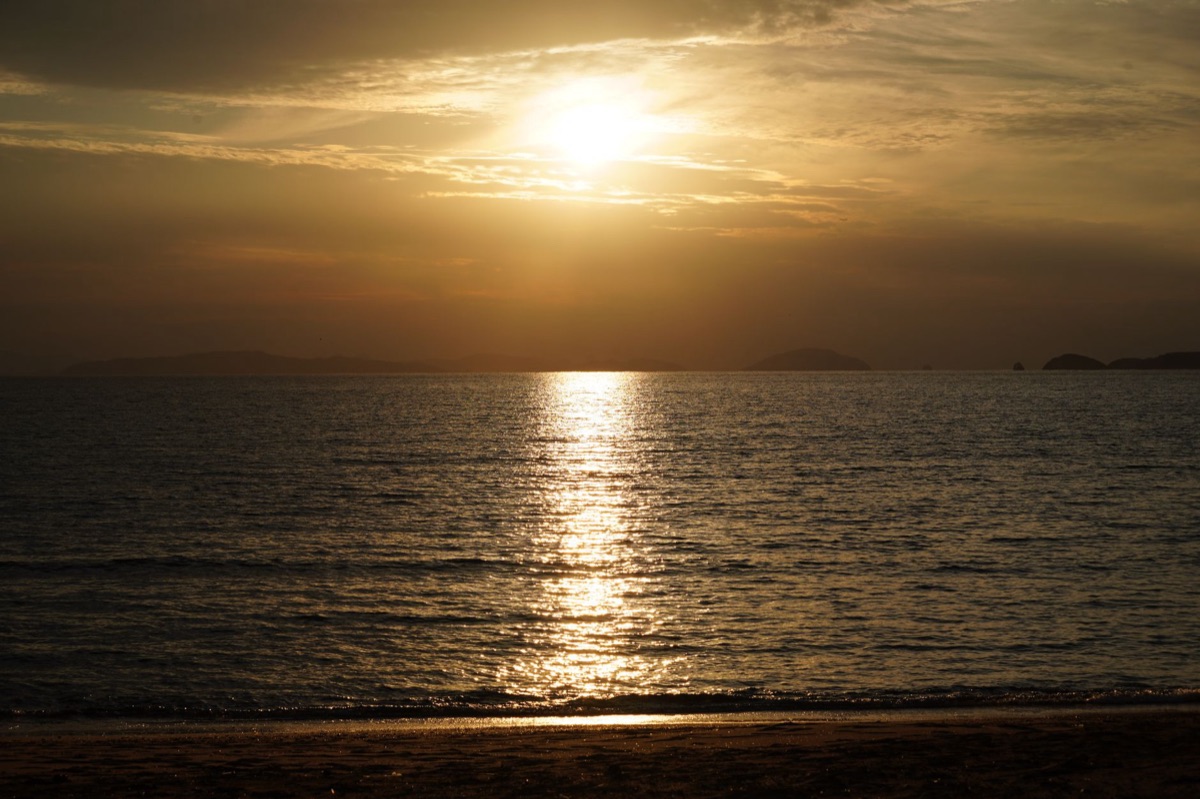 Playa de Okinawa con atardecer