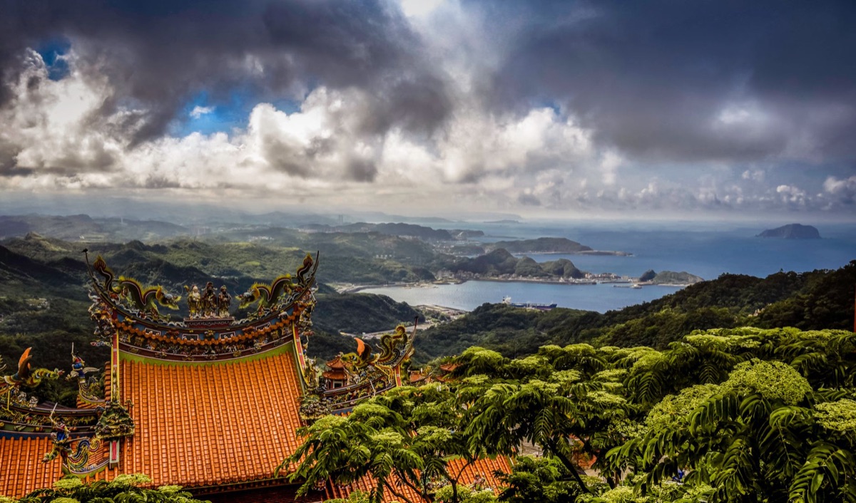 île d'okinawa avec montagnes vertes