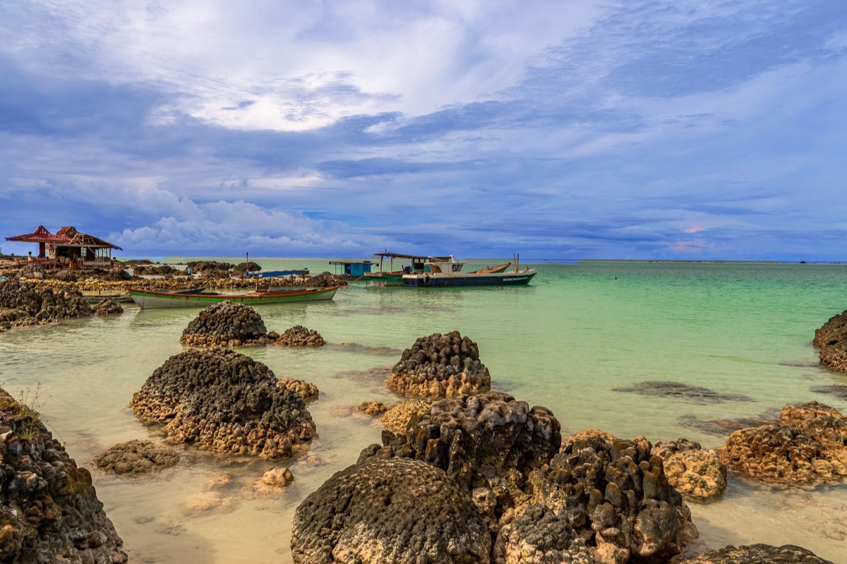 Plage avec bateau de pêche