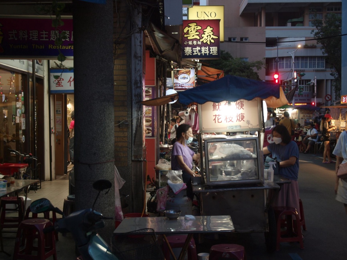 Vendedor de calle con garnish moderno en Okinawa