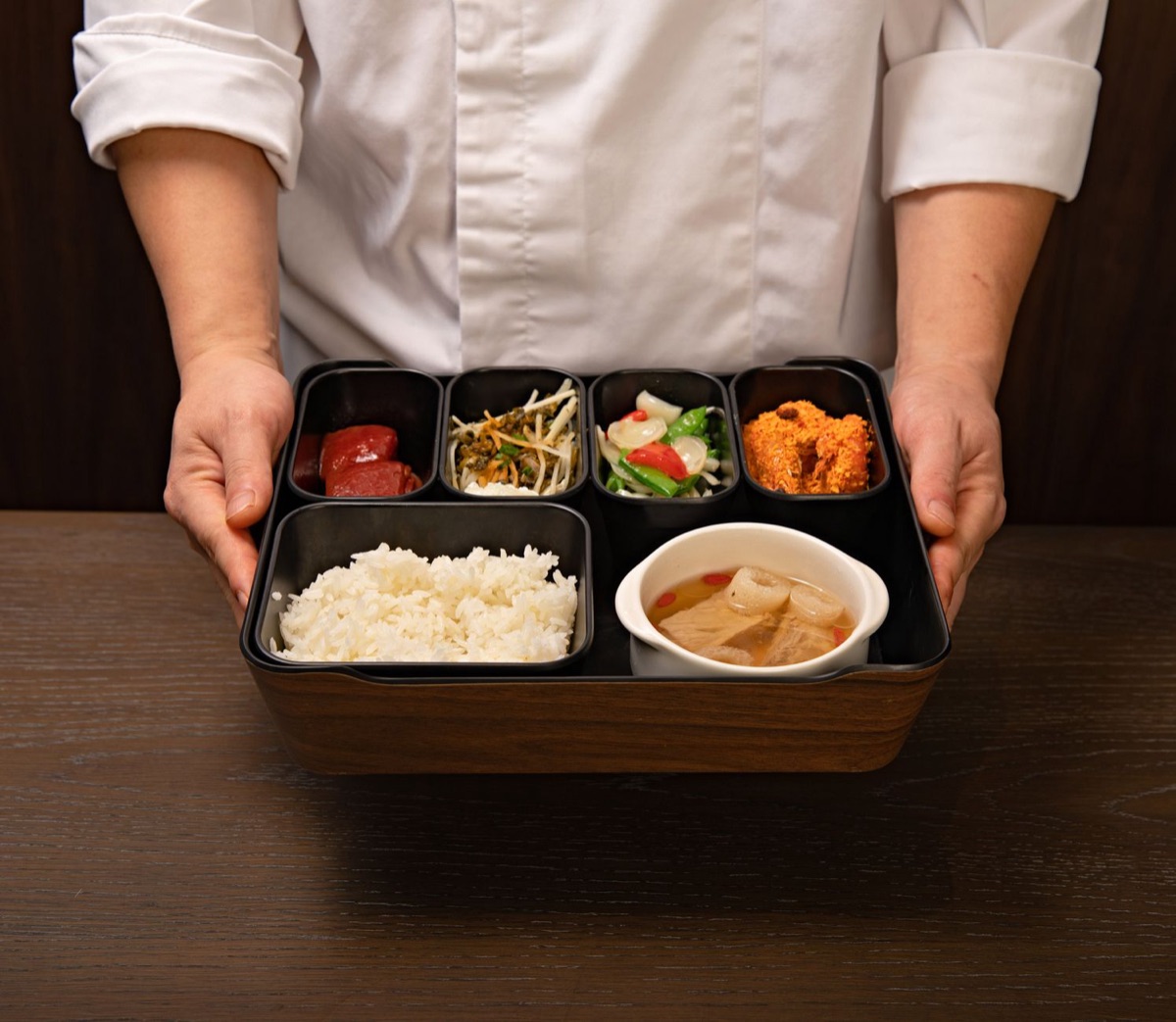 Plato tradicional con toque moderno en Okinawa