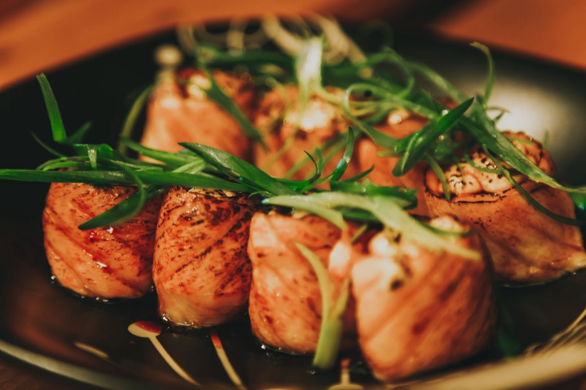 Un plat okinawa traditionnel avec un garni moderne