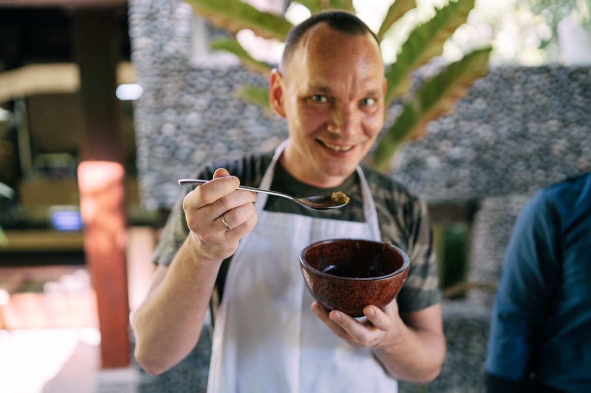 Un voyageur local dégustant une cuisine okinawa
