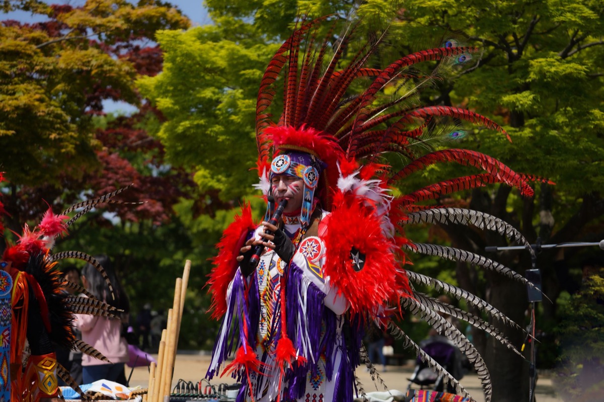 flute en costume traditionnel