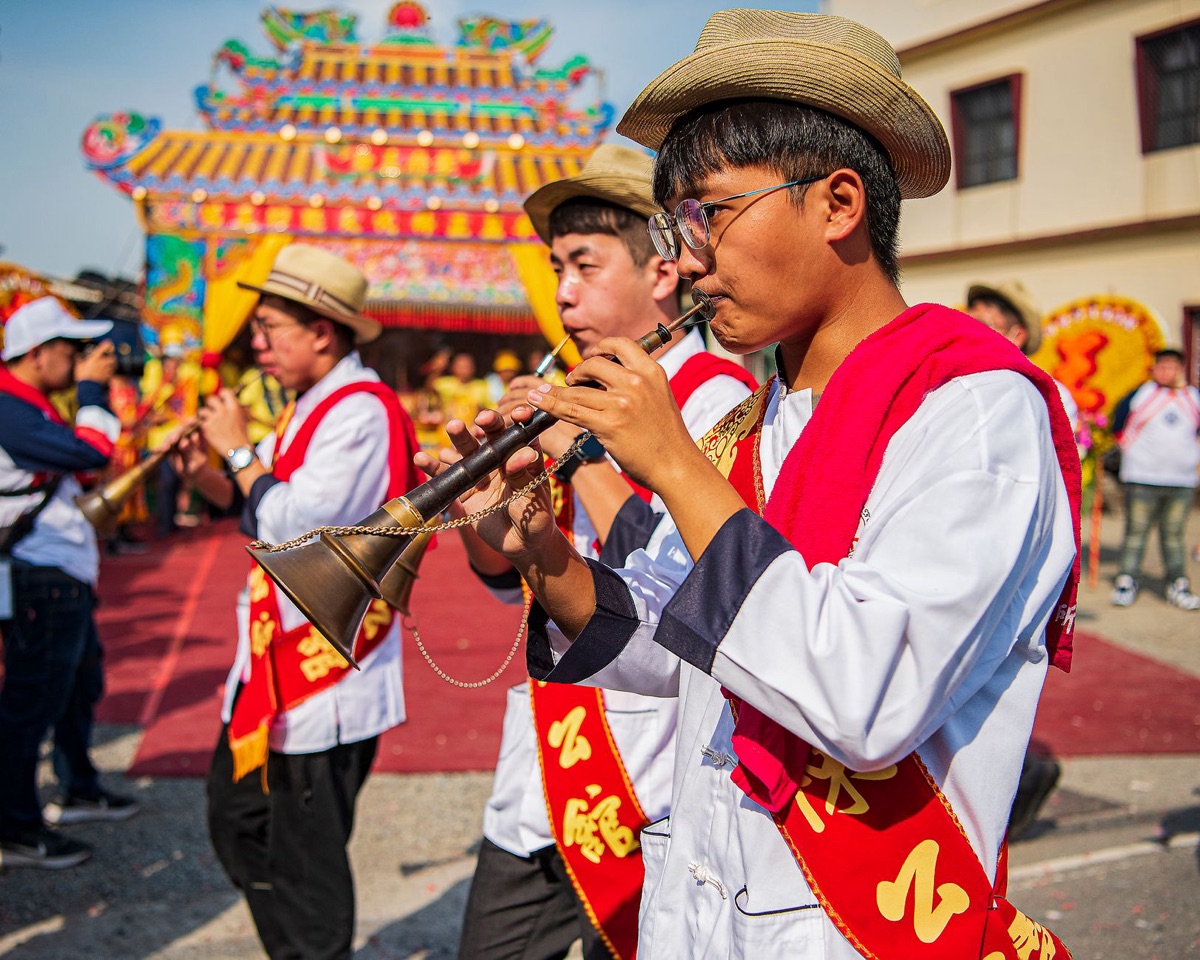 Musicien okinawa avec instrument moderne