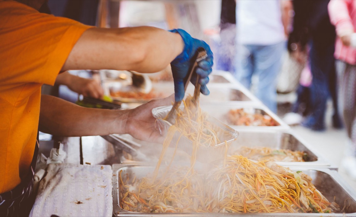 Un vendedor de comida callejera en Okinawa