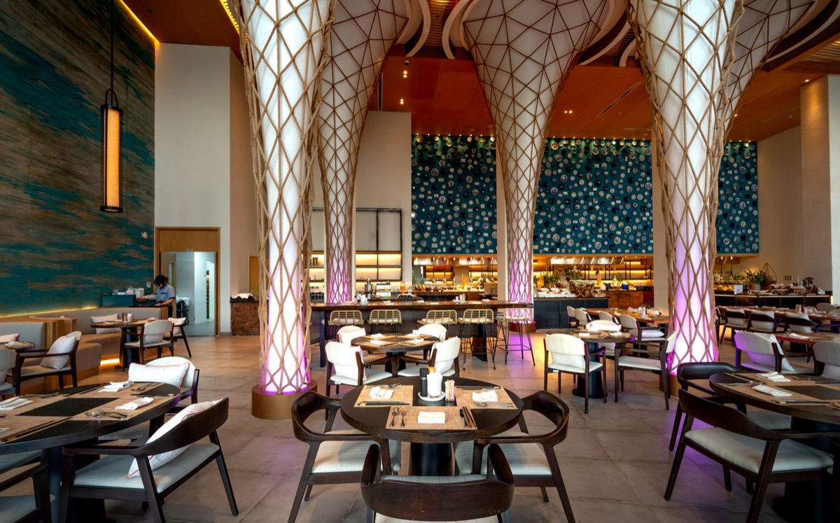 Un interior de un restaurante moderno en Okinawa