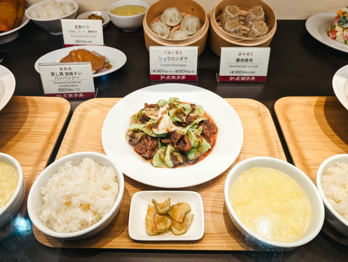 Vue de dessus d'un plat okinawa traditionnel avec une touche moderne