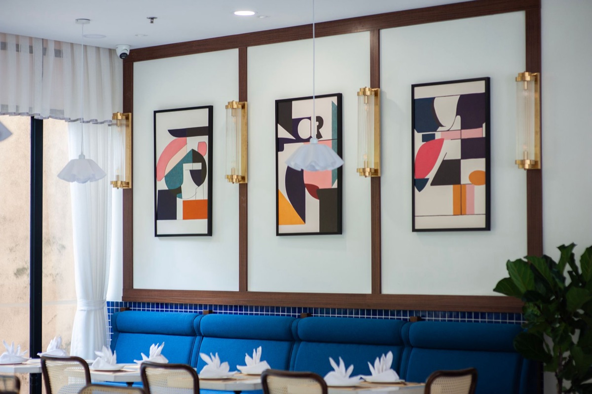 Intérieur d'un restaurant okinawa moderne avec des éléments traditionnels
