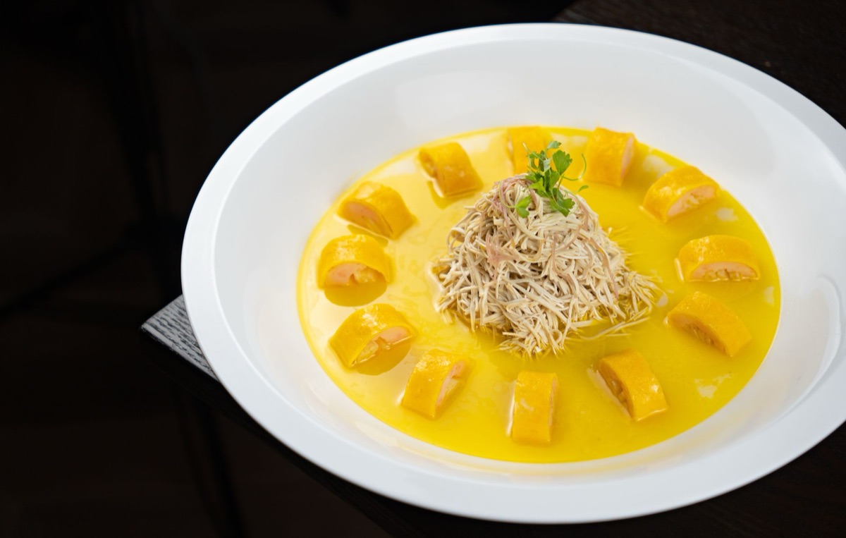 tradizionale cibo okinawese con elementi moderni
