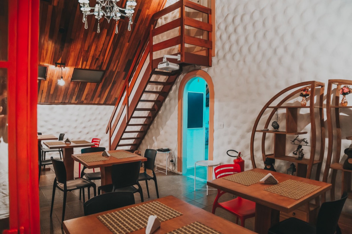 interior de restaurante moderno em okinawa