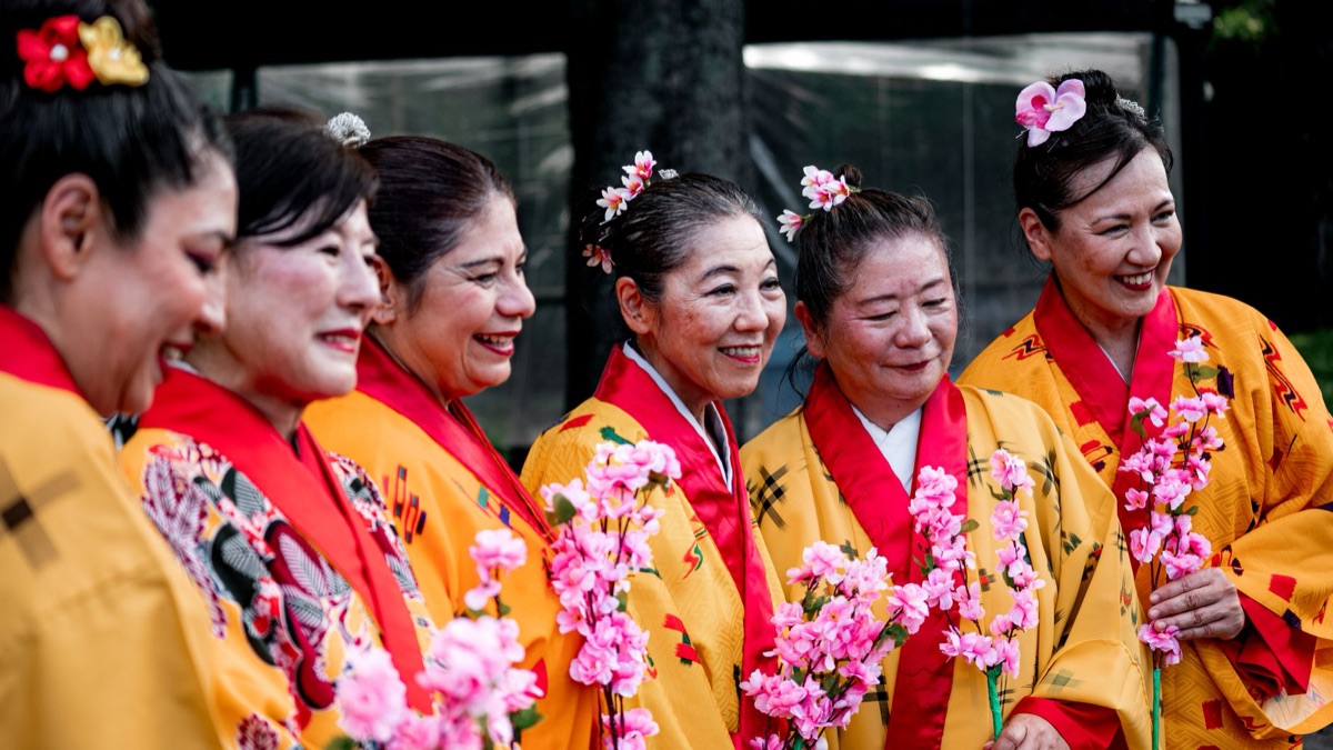 Una foto di una comunità locale in Okinawa, con persone che svolgono attività quotidiane e un ambiente calmo e accogliente.