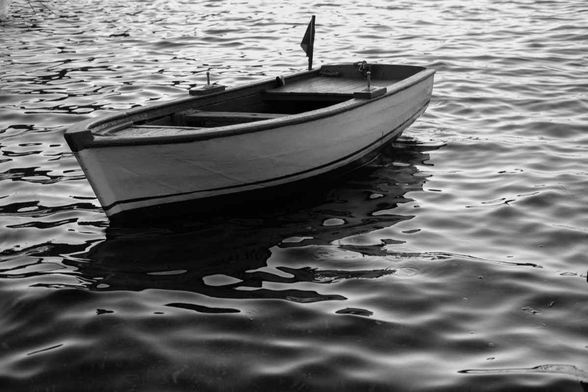 barco branco com ancla vermelha em mar