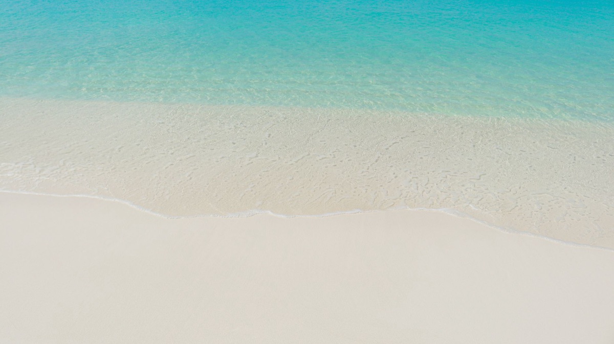 una spiaggia di Okinawa con sabbia bianca e acqua blu