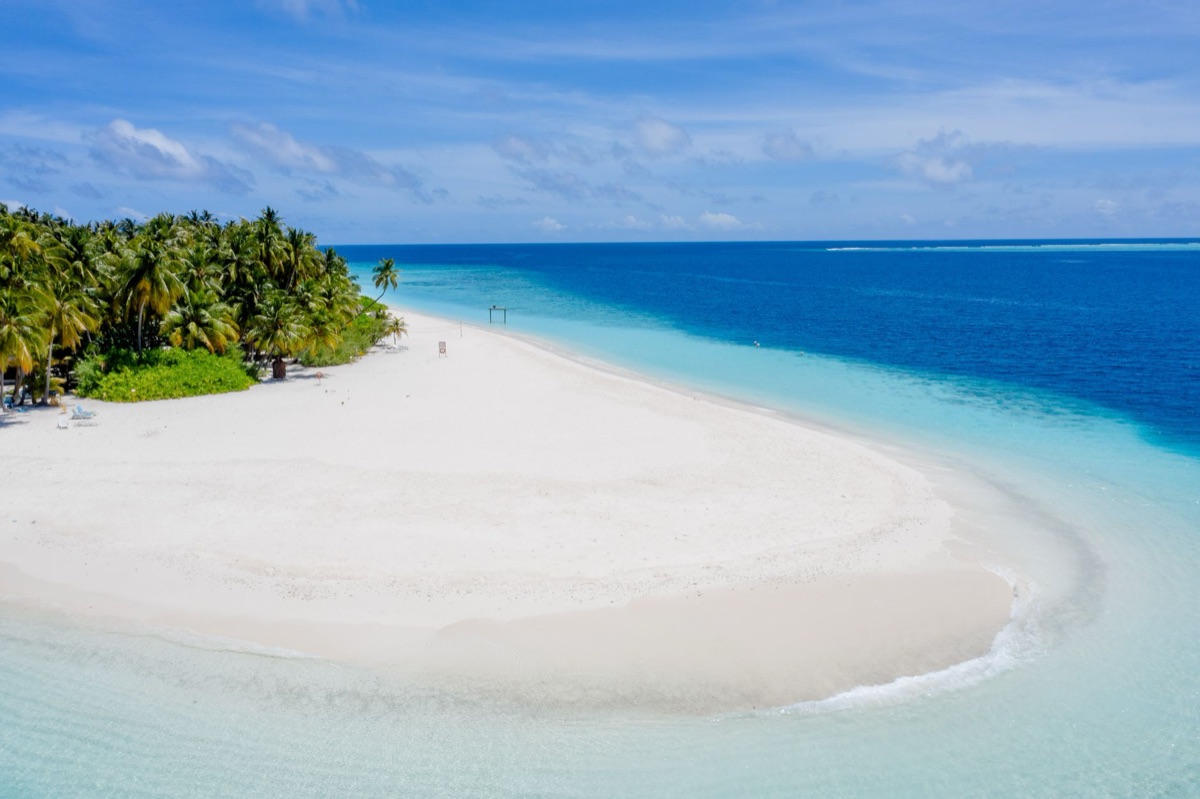 areia branca e água azul