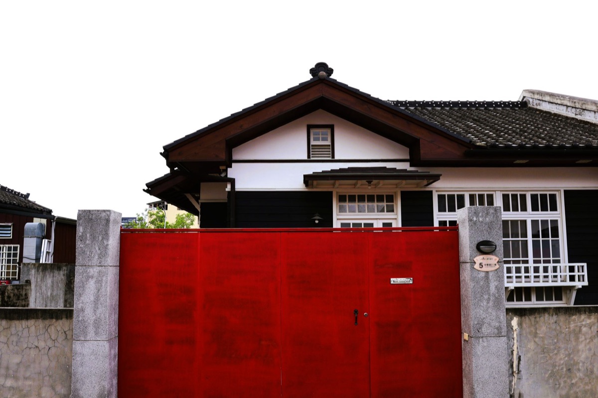 maison traditionnelle okinawa proche d'une base militaire
