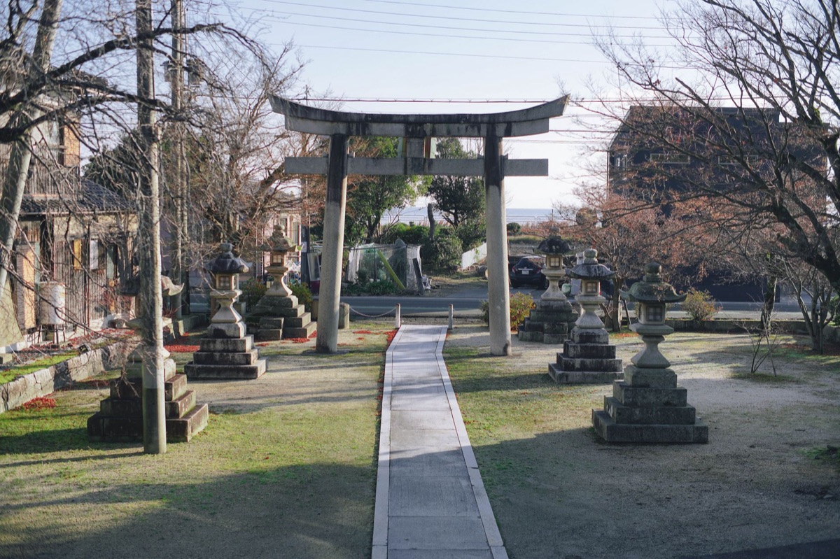 sito: i-love-okinawa.net, immagine di un tempio okinawese con un torii bianco e nero