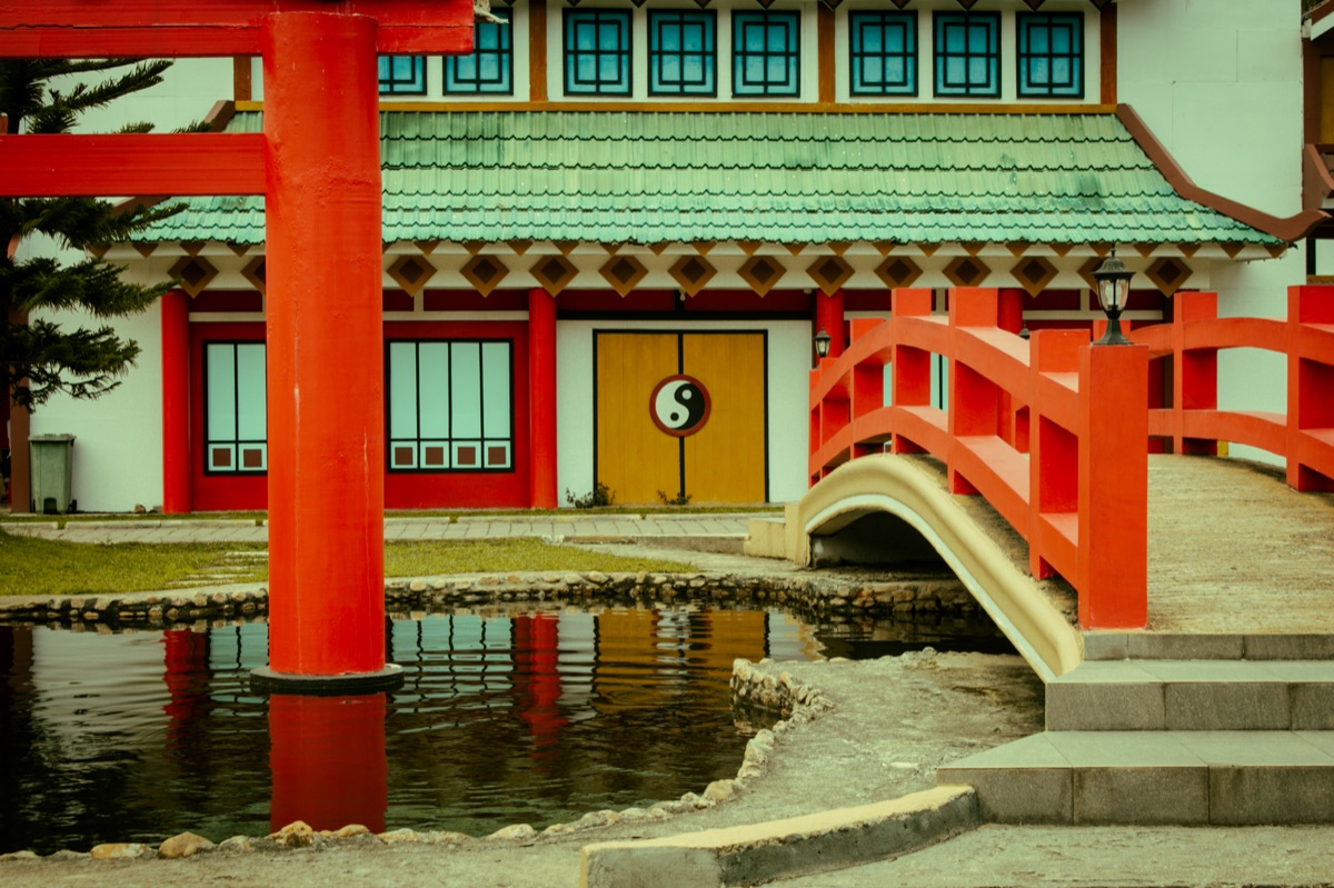 casa tradicional de okinawa com portão branco