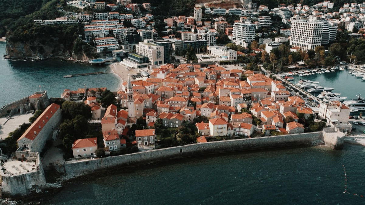 vila costeira moderna com edifícios históricos
