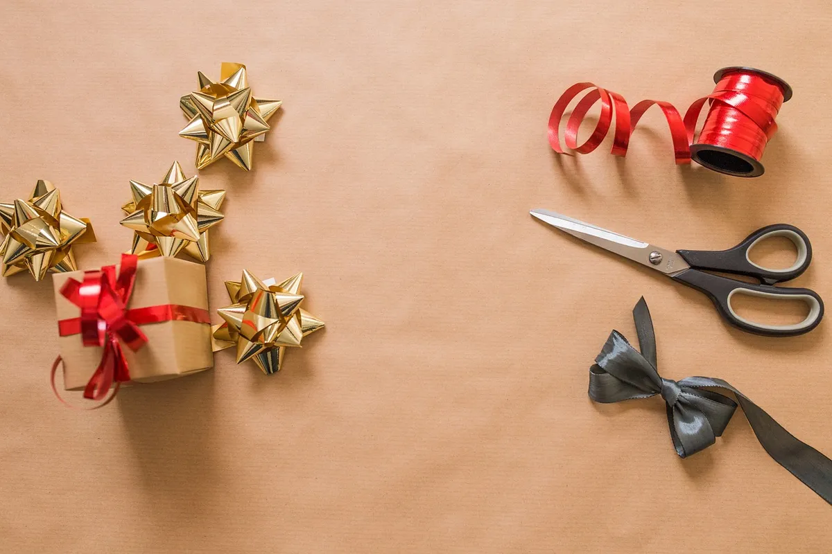 arts and crafts, bows, ribbons, gift, gift wrapping, present, goft box, art materials, scissors, wrapping paper, celebration, christmas gift, christmas present,